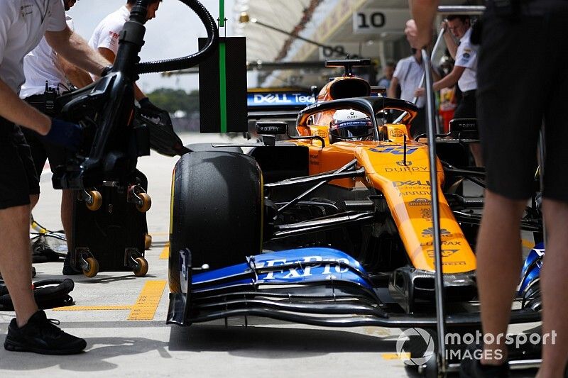 Carlos Sainz Jr., McLaren MCL34 in the pit box