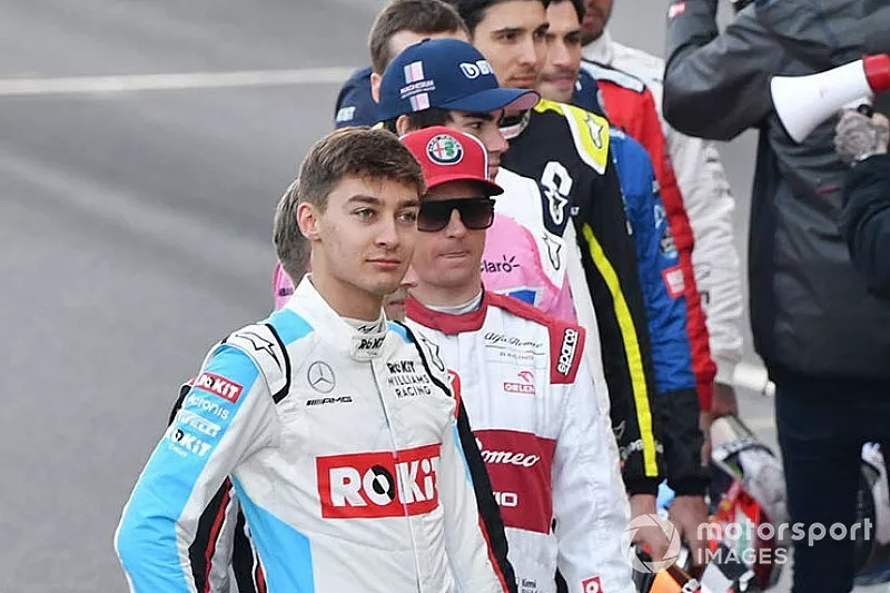 I piloti sono schierati sul tracciato per una foto di gruppo