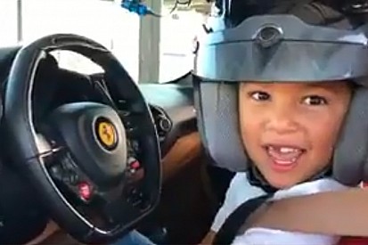 Video incredibile: bimbo guida la Ferrari con Leclerc coach