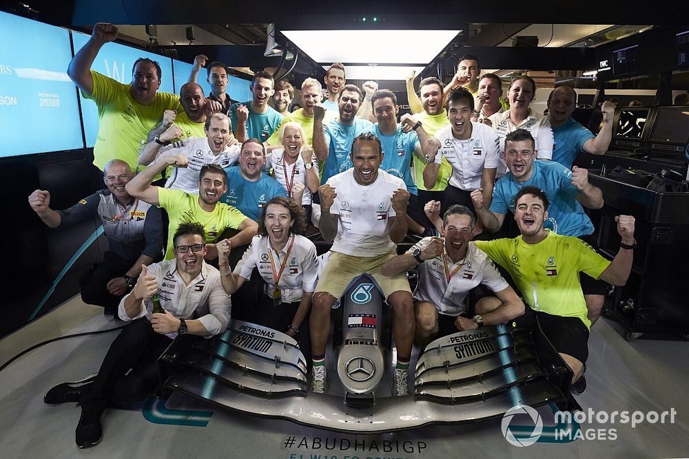 Lewis Hamilton, Mercedes AMG F1 viert de overwinning met zijn team