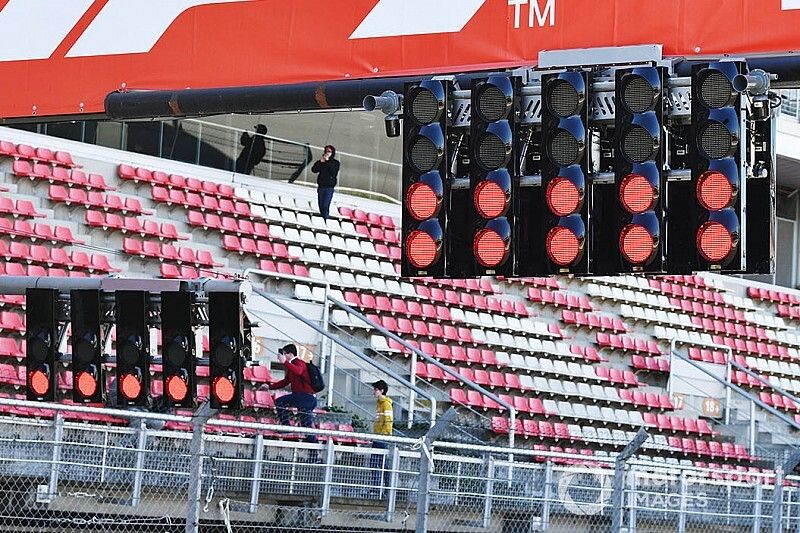 Las luces en rojo sobre el pórtico de la recta de pits