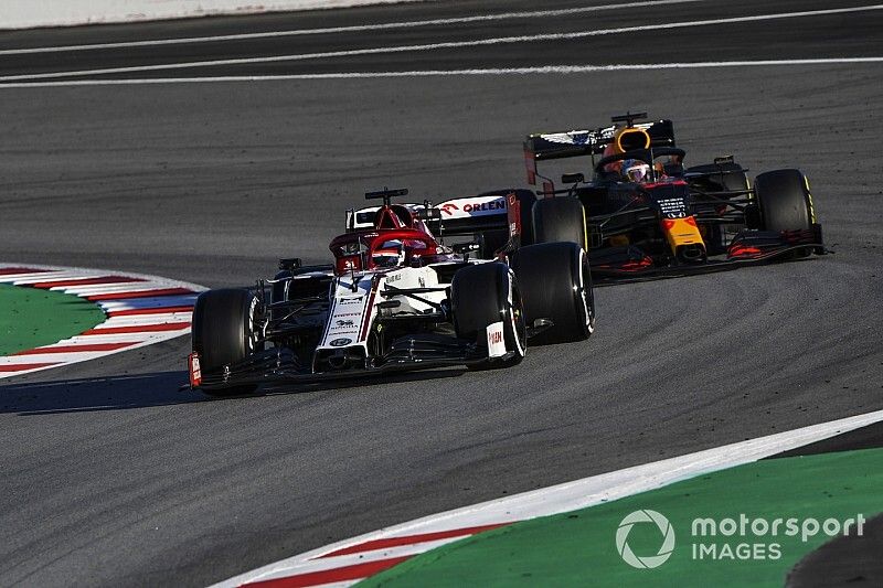 Kimi Raikkonen, Alfa Romeo Racing C39, devant Max Verstappen, Red Bull Racing