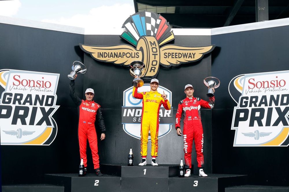 Podio: ganador Alex Palou, Chip Ganassi Racing Honda, segundo Will Power, Team Penske Chevrolet, tercero Christian Lundgaard, Rahal Letterman Lanigan Racing Honda