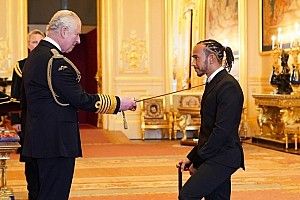 Sir Lewis Hamilton recibe el título de caballero británico