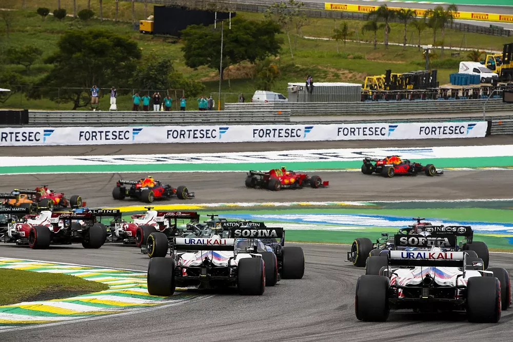 Max Verstappen, Red Bull Racing RB16B, Carlos Sainz Jr., Ferrari SF21, Sergio Perez, Red Bull Racing RB16B, Charles Leclerc, Ferrari SF21, and the remainder of the field at the start