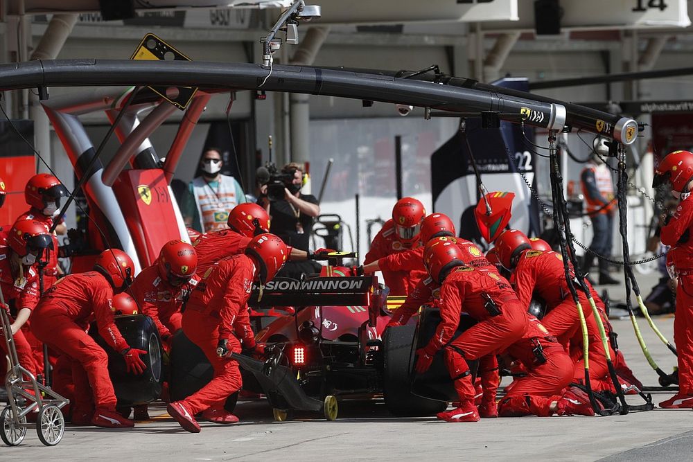 Carlos Sainz Jr., Ferrari SF21, in the pits