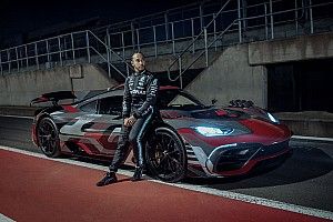 Ecclestone: "Hamilton'ın kontrat yenilememesi sadece şov amaçlı!"