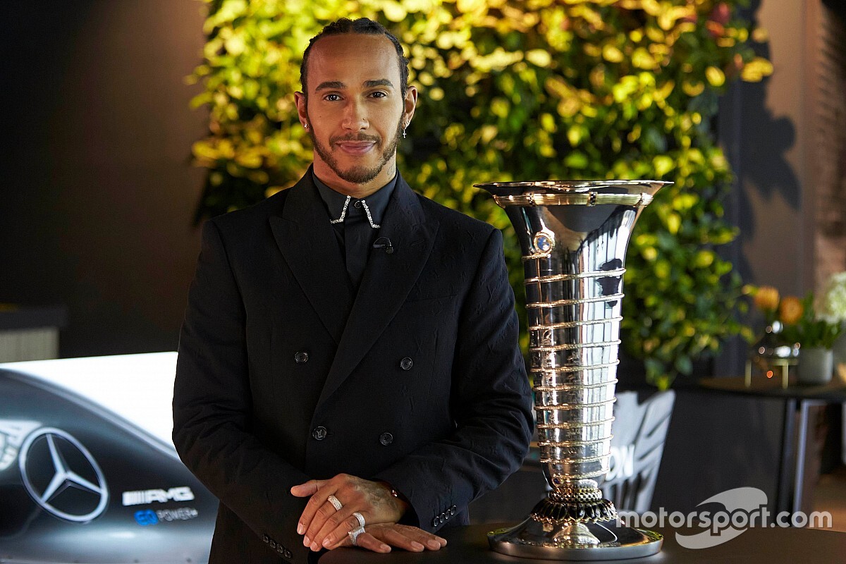 Hamilton ve Mercedes şampiyonluk kupasını aldı, Tsunoda yılın çaylağı oldu
