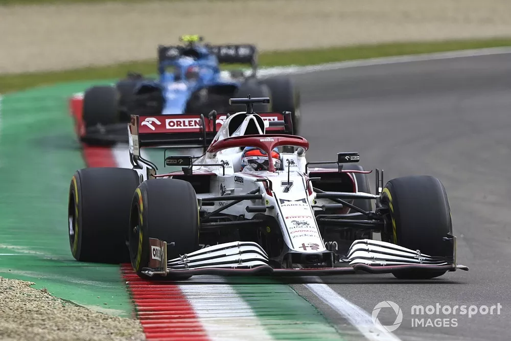 Kimi Raikkonen, Alfa Romeo Racing C41, Esteban Ocon, Alpine A521