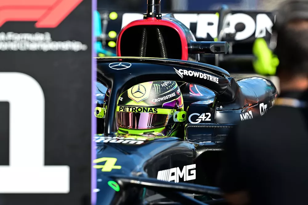 Pole man Lewis Hamilton, Mercedes-AMG, in Parc Ferme