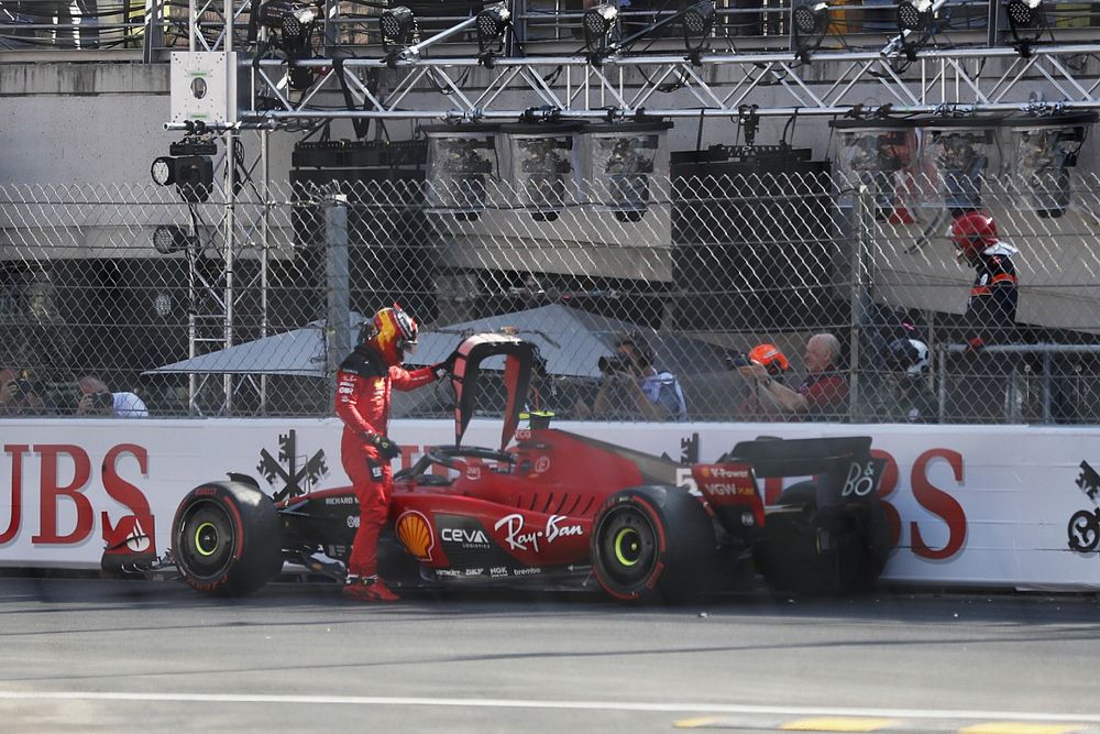 Carlos Sainz, Ferrari SF-23, se baja del coche tras caerse en la FP2