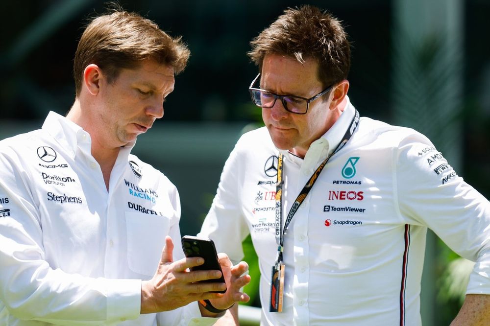 James Vowles, director del equipo Williams Racing, y Andrew Shovlin, director de ingeniería en pista de Mercedes-AMG.
