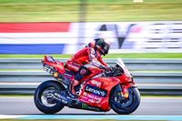 Arrolladora pole de Bagnaia en Assen; Márquez, al suelo