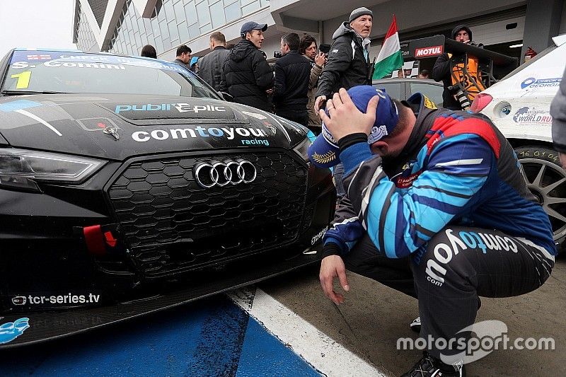 Stefano Comini osserva il radiatore rotto della sua Audi RS 3 LMS TCR