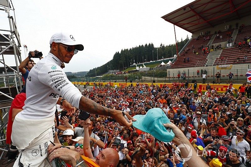 1. Lewis Hamilton, Mercedes AMG F1, mit Fans