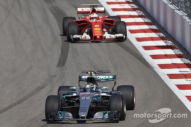 Valtteri Bottas, Mercedes AMG F1 W08, Sebastian Vettel, Ferrari SF70H