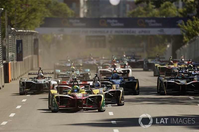 Lucas di Grassi, ABT Schaeffler Audi Sport, leads at the start