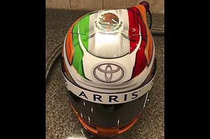 Suárez muestra su casco para NASCAR