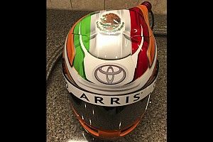 Suárez muestra su casco para NASCAR