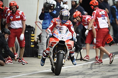 Dovizioso se impone a Márquez en un apretado warm up
