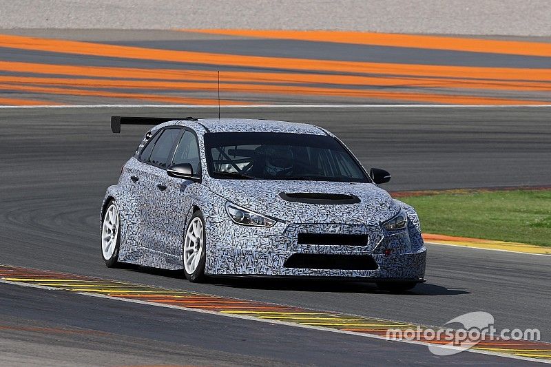 A Valencia proseguono i test per la Hyundai i30 TCR