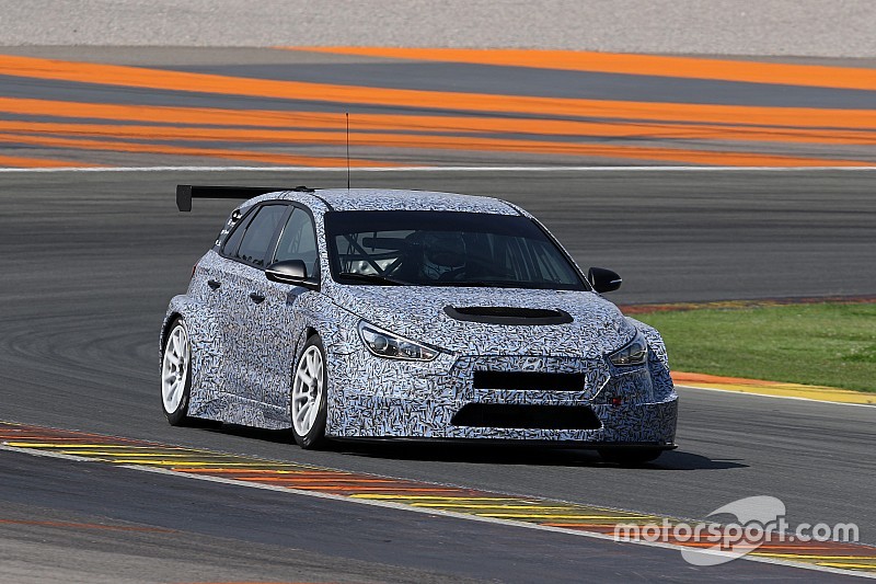 A Valencia proseguono i test per la Hyundai i30 TCR