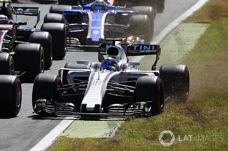 Felipe Massa, Williams FW40, in the grass at the start