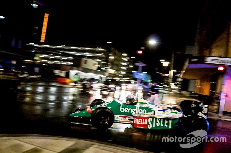 Konvoi mobil F1 pecahkan kesunyian malam jalan raya Adelaide