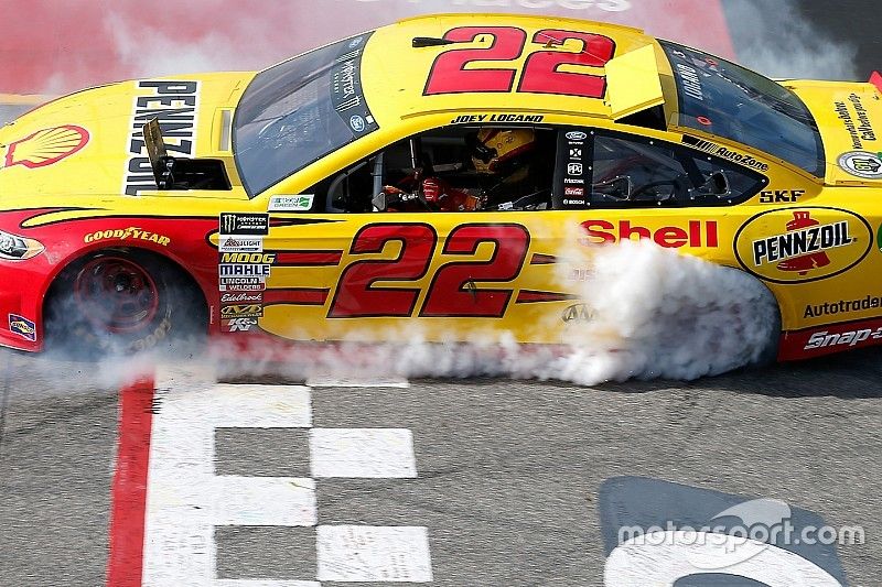 Logano perde vaga de playoff após irregularidade em Richmond