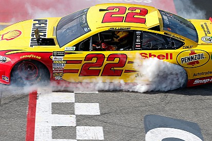 Logano perde vaga de playoff após irregularidade em Richmond
