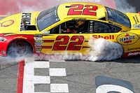 Logano pierde puntos de su victoria en Richmond