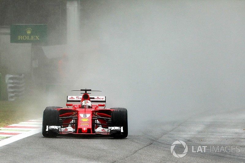 Les pilotes Ferrari douchés par le déluge en Q3