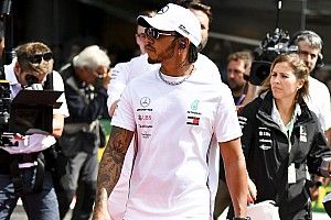 Hamilton és a legendás Mercedes W25 (videó)