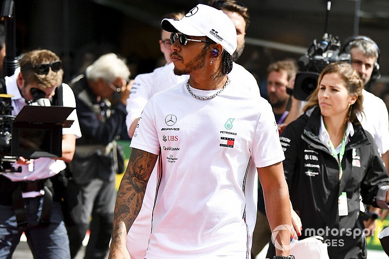 Hamilton és a legendás Mercedes W25 (videó)