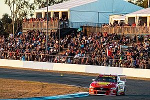 Ipswich Supercars: McLaughlin holds off van Gisbergen charge