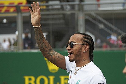 Hamilton rendesen kigyúrta magát: szelfi a tükörben