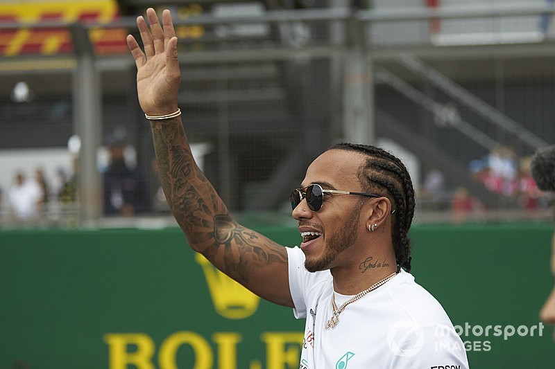 Hamilton rendesen kigyúrta magát: szelfi a tükörben