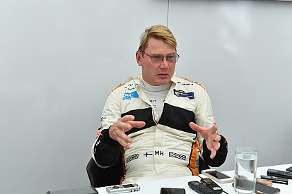 Hakkinen solo regresaría a las carreras "para patear algún trasero"