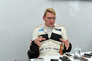 Hakkinen solo regresaría a las carreras "para patear algún trasero"