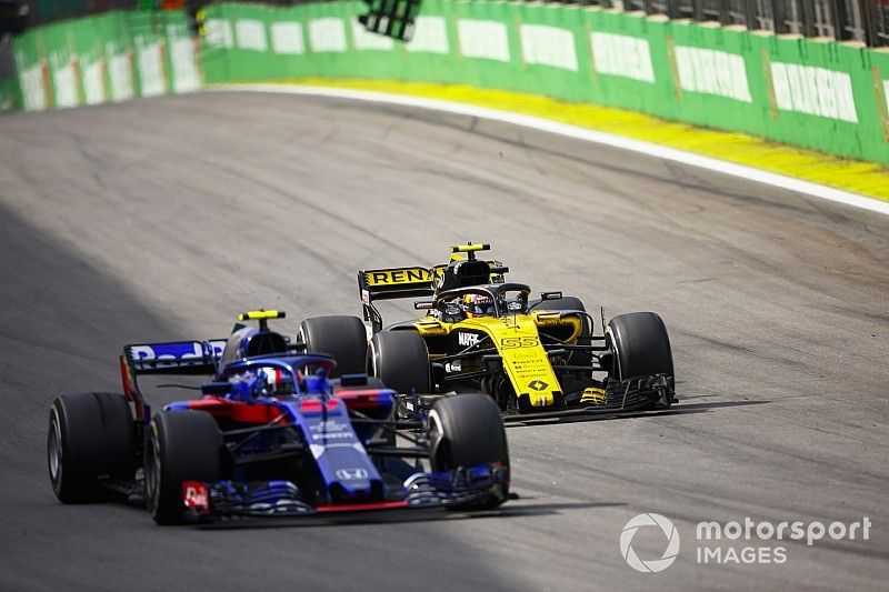 Carlos Sainz Jr., Renault Sport F1 Team R.S. 18, attaque Pierre Gasly, Toro Rosso STR13. 