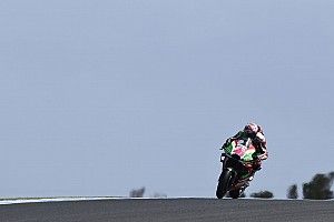 Espargaró, alcanzado en su mano izquierda por un resto de la moto de Zarco