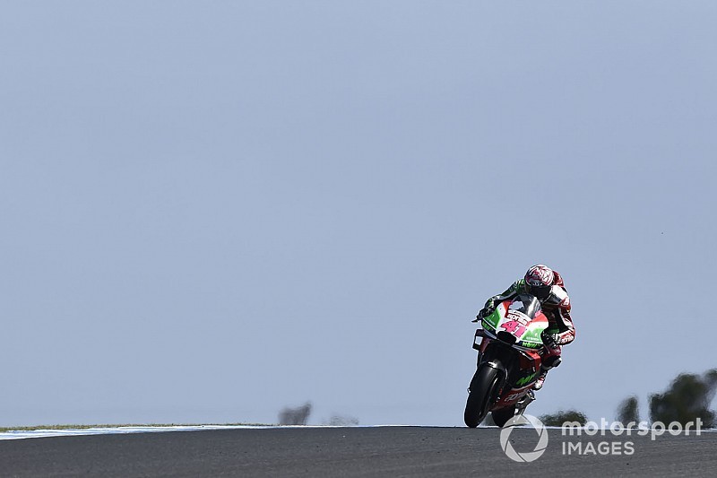 Espargaró, alcanzado en su mano izquierda por un resto de la moto de Zarco