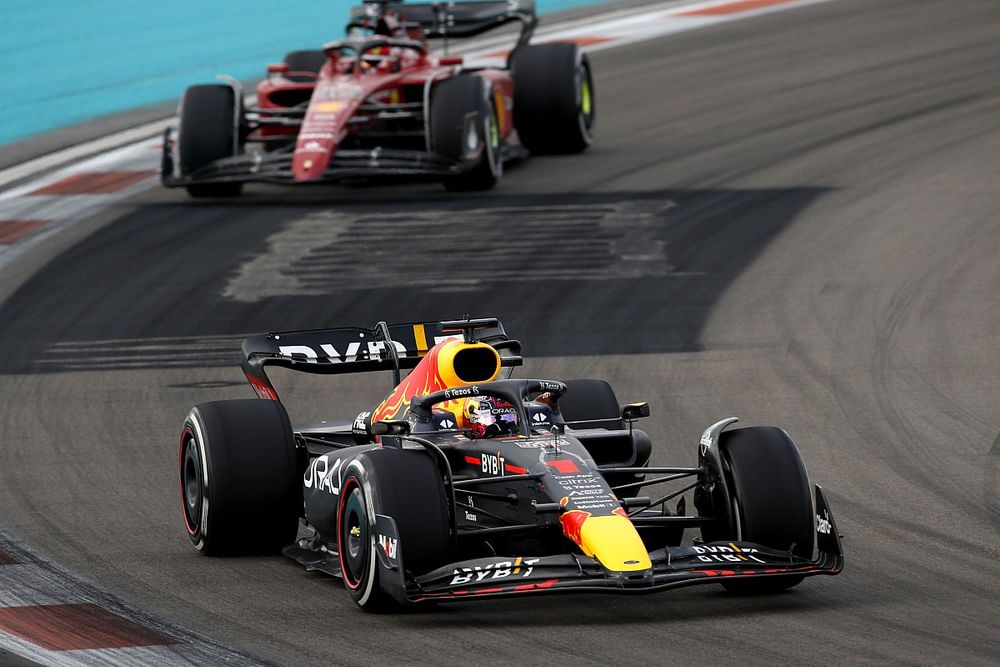 Max Verstappen, Red Bull Racing RB18, Charles Leclerc, Ferrari F1-75