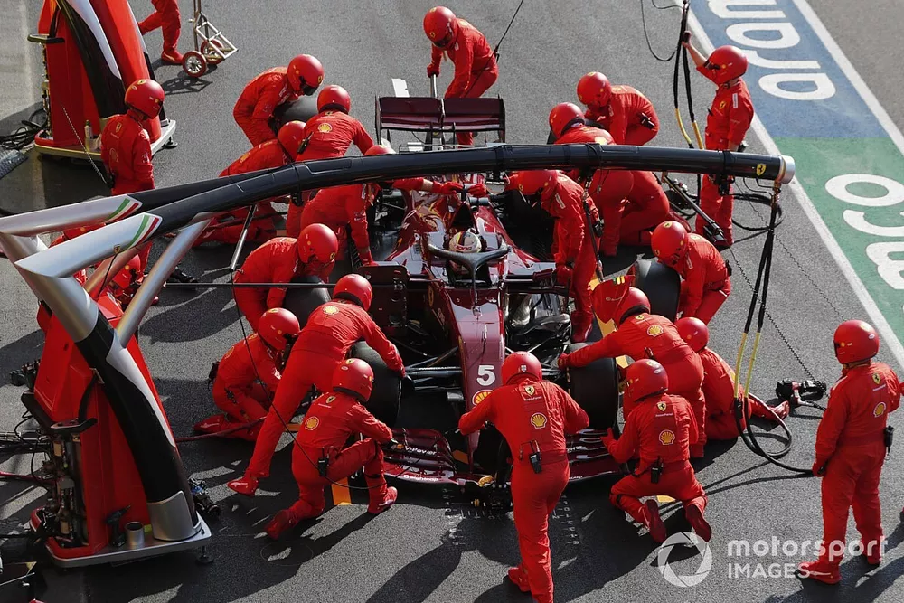 Sebastian Vettel, Ferrari SF1000, pit stop