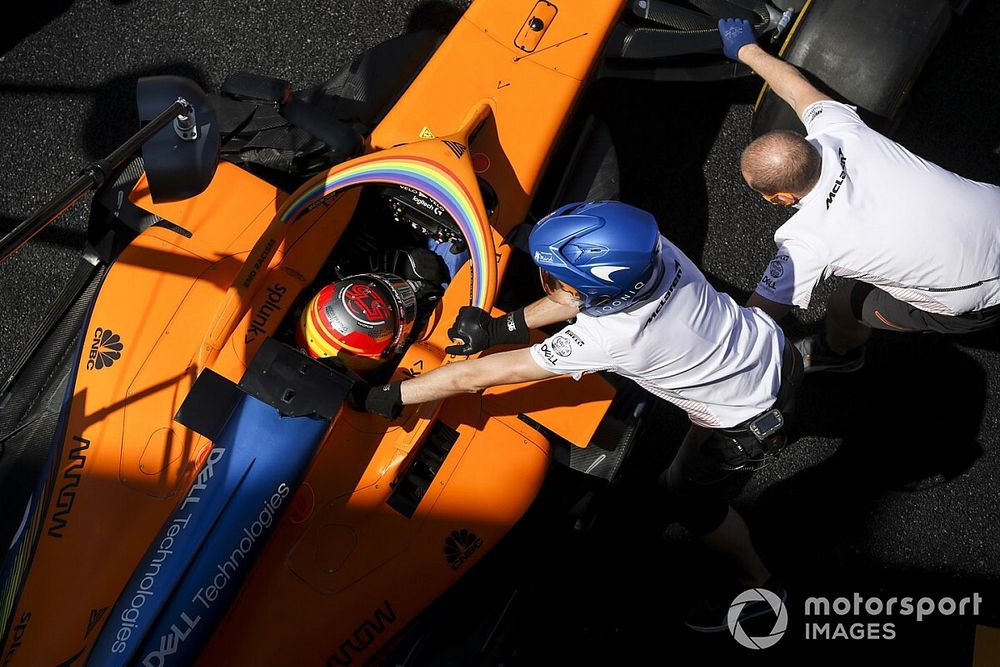 Vídeo: accidente y abandono de Sainz en la salida del GP de Rusia