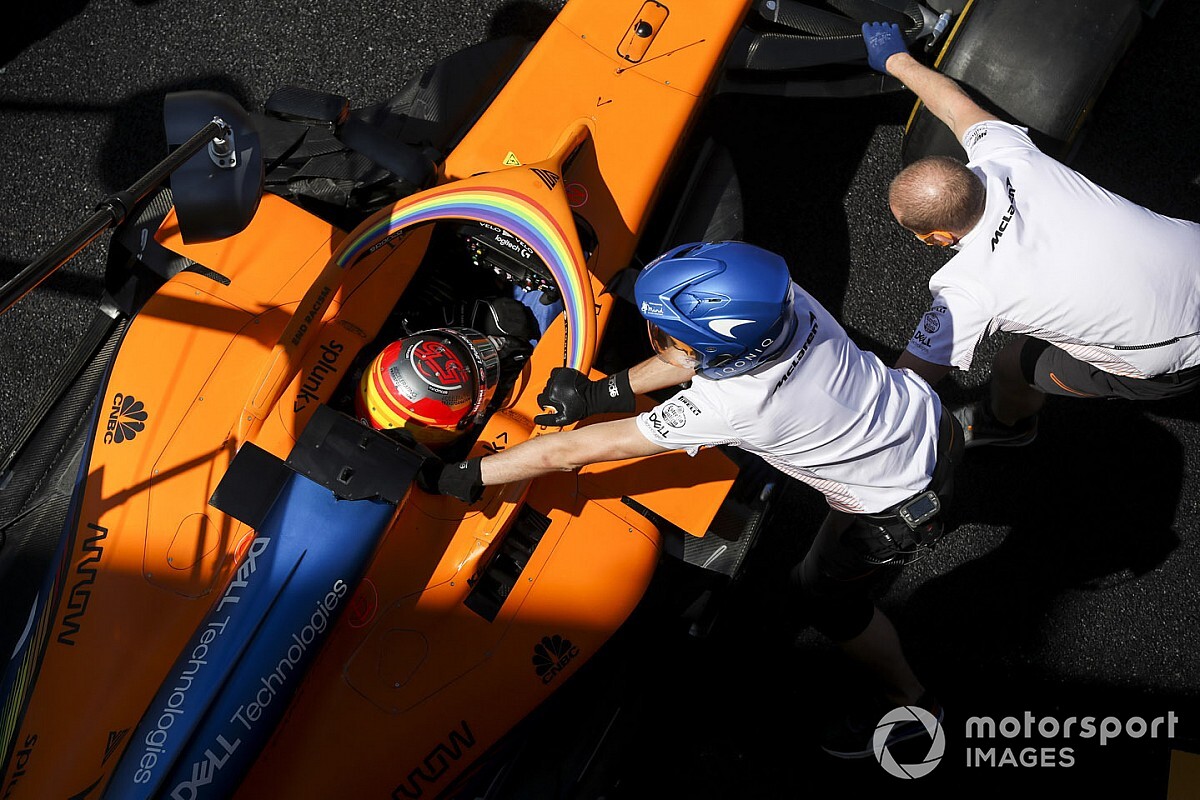 Vídeo: accidente y abandono de Sainz en la salida del GP de Rusia