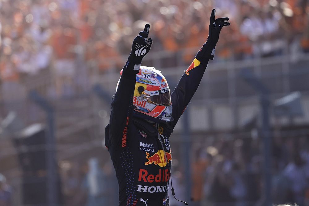 Le vainqueur Max Verstappen, Red Bull Racing, fête en arrivant dans le parc fermé