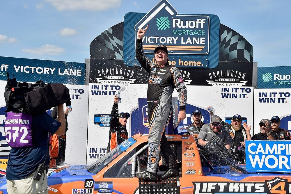 Race winner Sheldon Creed, GMS Racing, Chevrolet Silverado Liftkits4less.com