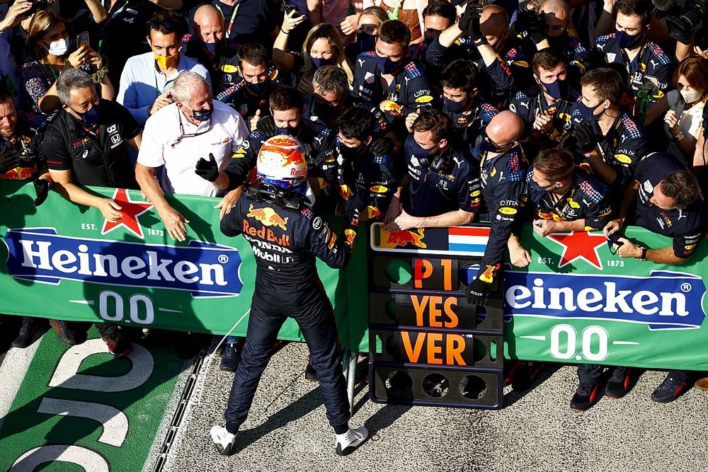 Max Verstappen, Red Bull Racing, 1e positie, viert feest met zijn team in Parc Ferme