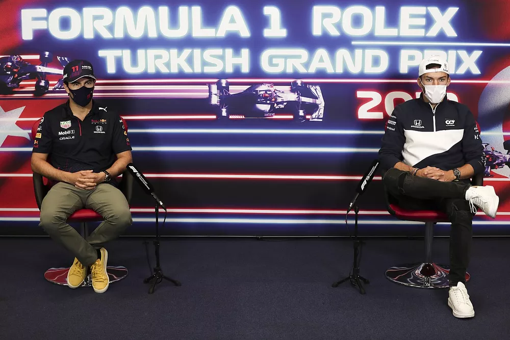 Sergio P&eacute;rez, Red Bull Racing  y Pierre Gasly, AlphaTauri en la conferencia de prensa